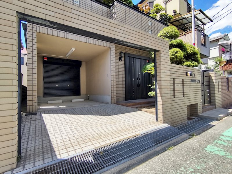 西宮市若草町2丁目戸建の駐車場