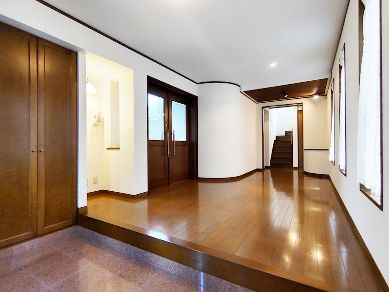 西宮市若草町2丁目戸建の玄関