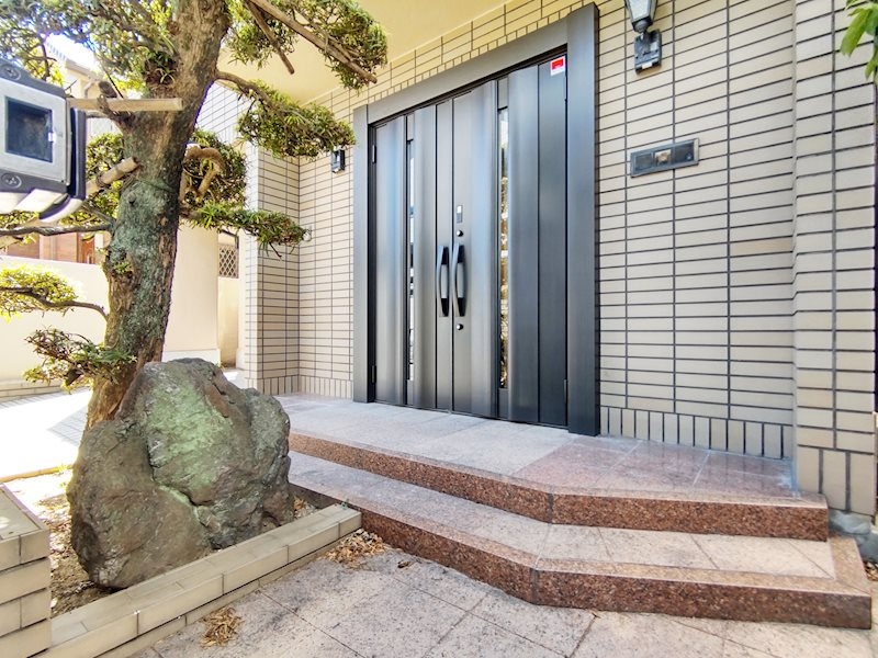 西宮市若草町2丁目戸建の玄関