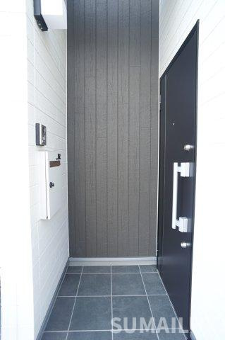 合志市須屋のアパートのエントランス