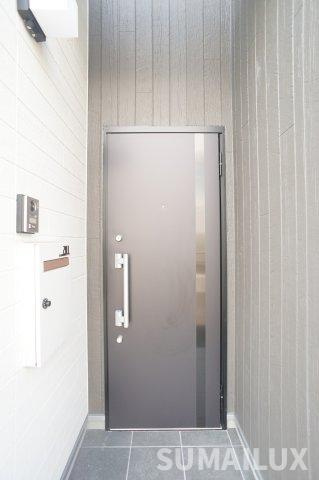 合志市須屋のアパートのエントランス