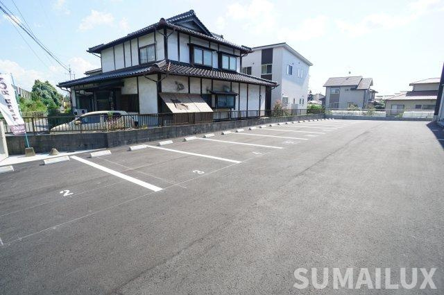 合志市須屋のアパートの駐車場