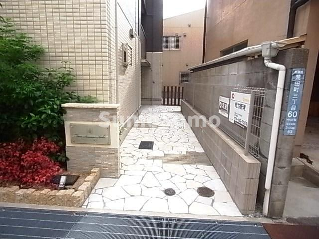神戸市兵庫区荒田町３丁目のアパートのエントランス