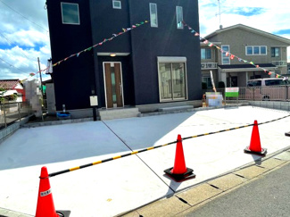 【駐車場】 | 市原市姉崎　未入居　戸建て　姉ケ崎駅 | ご友人や親戚が遊びに来ても安心の3台分の駐車スペース！！
セカンドカーがあるご家庭にも嬉しい広さを確保しました。
洗車も出来る余裕のあるスペースには、もちろん自転車やバイクの駐輪も可能です！