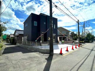 【前面道路含む現地写真】 | 市原市姉崎　未入居　戸建て　姉ケ崎駅 | 北西角地で日当たり、通風良好です♪
間口も広いので車の出し入れもスムーズです！
明神小学校まで徒歩約３分！！
閑静な住宅地なので周辺交通量も少なく、お子様の通学も安心です♪