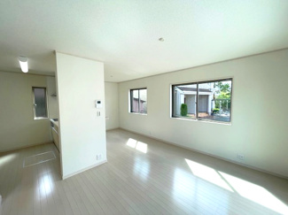 【居間・リビング】 | 市原市姉崎　未入居　戸建て　姉ケ崎駅 | 大型テレビも置けるゆとりの14.5帖のリビングは、窓が多いので陽当りも良く、部屋いっぱいに明るい陽光が広がります。
対面式のキッチンで、温かく居心地の良いリビング空間には、毎日自然と家族が集まります♪