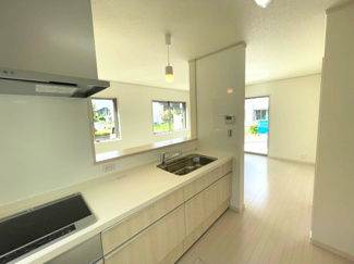 【キッチン】 | 市原市姉崎　未入居　戸建て　姉ケ崎駅 | 料理をしながら、リビングで遊ぶお子様やペットの様子を見守ることが出来る対面キッチンです。
来客時も会話をしながらキッチンに立つことができ、手元がカウンターで隠れるのでリビングからはすっきりと見えます♪