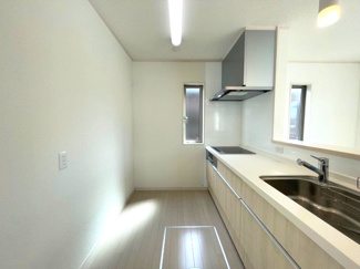 【キッチン】 | 市原市姉崎　未入居　戸建て　姉ケ崎駅 | IHクッキングヒーターを搭載しているので、安心・安全です♪
小さなお子様と一緒にお料理するときや、お出かけ前の火の始末の心配も減ります♪
シンク下も収納が充実していて、調理器具をすっきり収納できます。