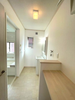 【独立洗面台】 | 市原市姉崎　未入居　戸建て　姉ケ崎駅 | 帰宅したら玄関から洗面台まで直行できる動線は、お子様がいるご家庭は助かりますね♪
カウンターを設置してあるので、衣類やタオルを置いたりランドリールームとしても活用していただけます♪換気用の窓もあります