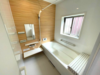 【浴室】 | 市原市姉崎　未入居　戸建て　姉ケ崎駅 | より快適に過ごして頂く為に、ゆったりサイズのバスタブをご用意。
たっぷりのお湯につかって、一日の疲れを癒してください。
小窓を設置しているため、浴室内の空気が籠らず、カビ予防にも便利。
浴室換気扇付き