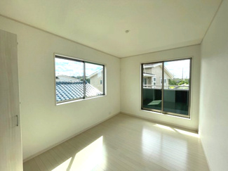 【洋室】 | 市原市姉崎　未入居　戸建て　姉ケ崎駅 | ２階６帖洋室。
充分な広さと明るさを備えた部屋は、勉強や好きなことに没頭する子供部屋にぴったり。
大容量の収納も設置してあり、自分の物は自分の部屋に片づけを行うことで、お子様の自発性と成長を促します。