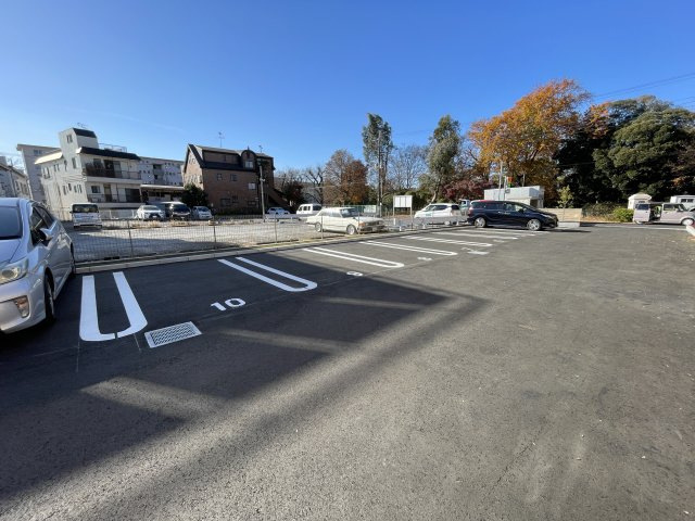 ボヌール殿内の駐車場