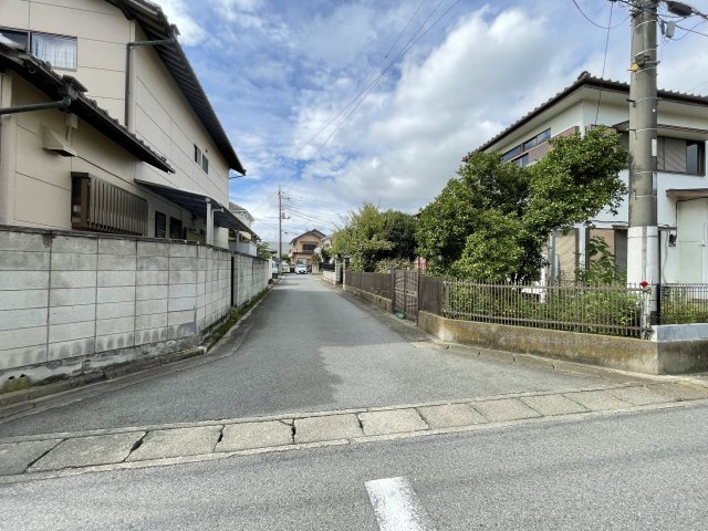 藤岡市藤岡　中古700の前面道路含む現地写真
