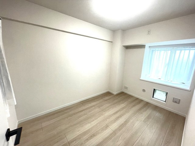 ロイヤルステージ北野の子供部屋|～玄関入って右手、5.1帖の洋室です～