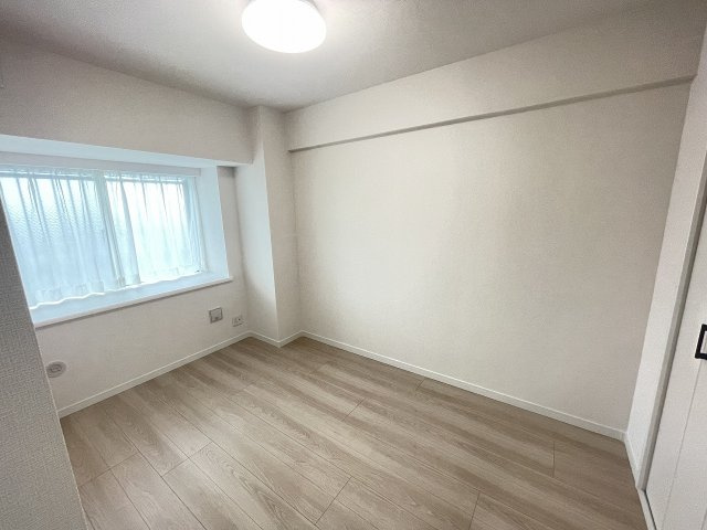 ロイヤルステージ北野の寝室|～玄関入って左手、5.2帖の洋室です～