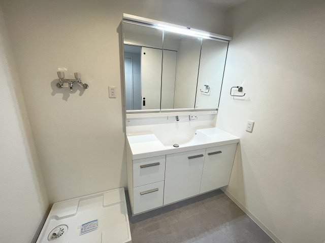 ロイヤルステージ北野の独立洗面台|～新規交換済、LIXIL製３面鏡付きの独立洗面台　細々している物をスッキリ収納出来ます～