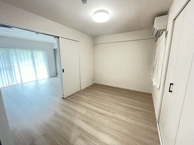 ロイヤルステージ北野の洋室|～リビングに隣接している7.6帖の洋室です～