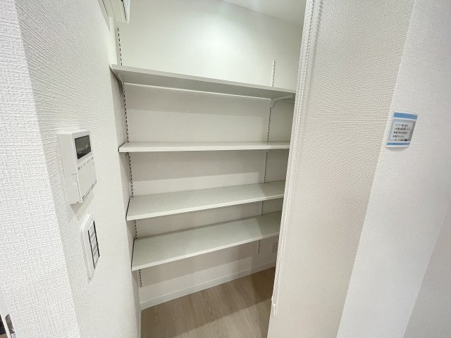 ロイヤルステージ北野のキッチン|～キッチンには、便利な可動棚付きのパントリーがあります～
