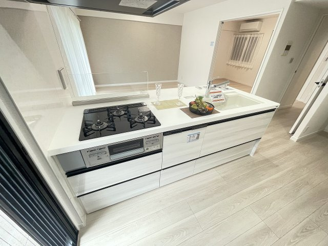 ロイヤルステージ北野の内装|～カウンターキッチンで、リビングにいるご家族とのコミュニケーションもとりやすいです～