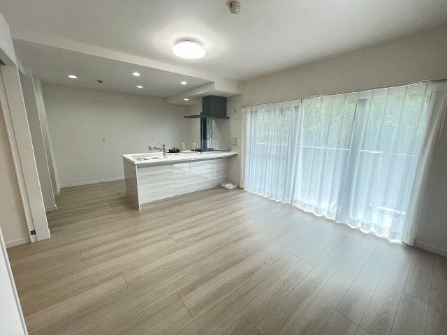 ロイヤルステージ北野の居間・リビング|～15.1帖の明るいLDKで、家族団欒の時間をお過ごしいただけます～