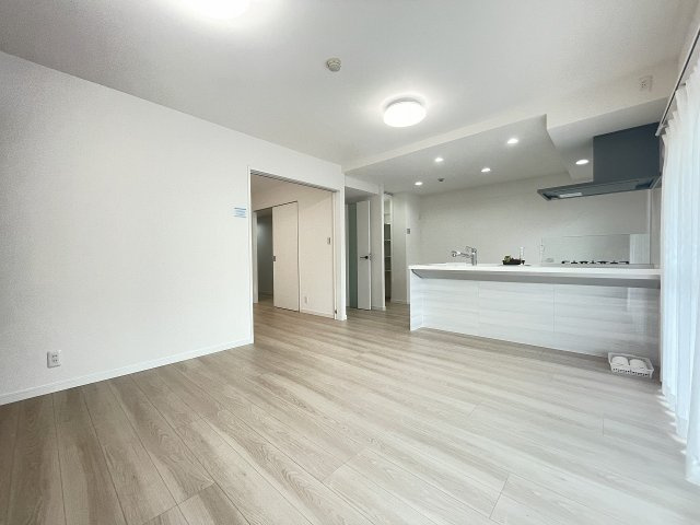 ロイヤルステージ北野の居間・リビング|～15.1帖の明るいLDKで、家族団欒の時間をお過ごしいただけます～