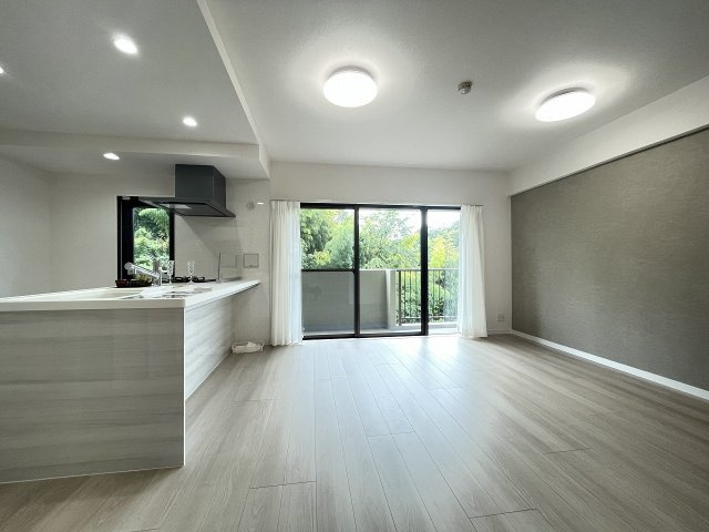 ロイヤルステージ北野の居間・リビング|～15.1帖の明るいLDKで、家族団欒の時間をお過ごしいただけます～