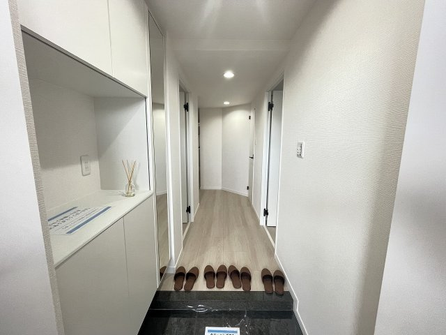 ロイヤルステージ北野の玄関|～ホワイト×グレージュの洗練されたデザインです～