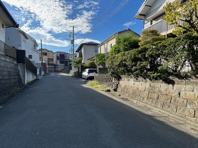 【前面道路含む現地写真】 | 南側公道約６メートルの幅員