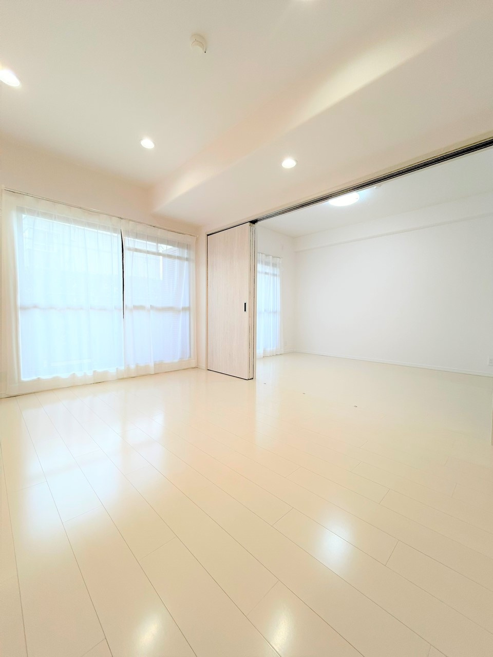 ハイネスヴェルデ大正館の居間・リビング|隣接する洋室と続き間になっており、
引き戸を開けっ放しにすることでより広々とお使いいただけるリビングです。