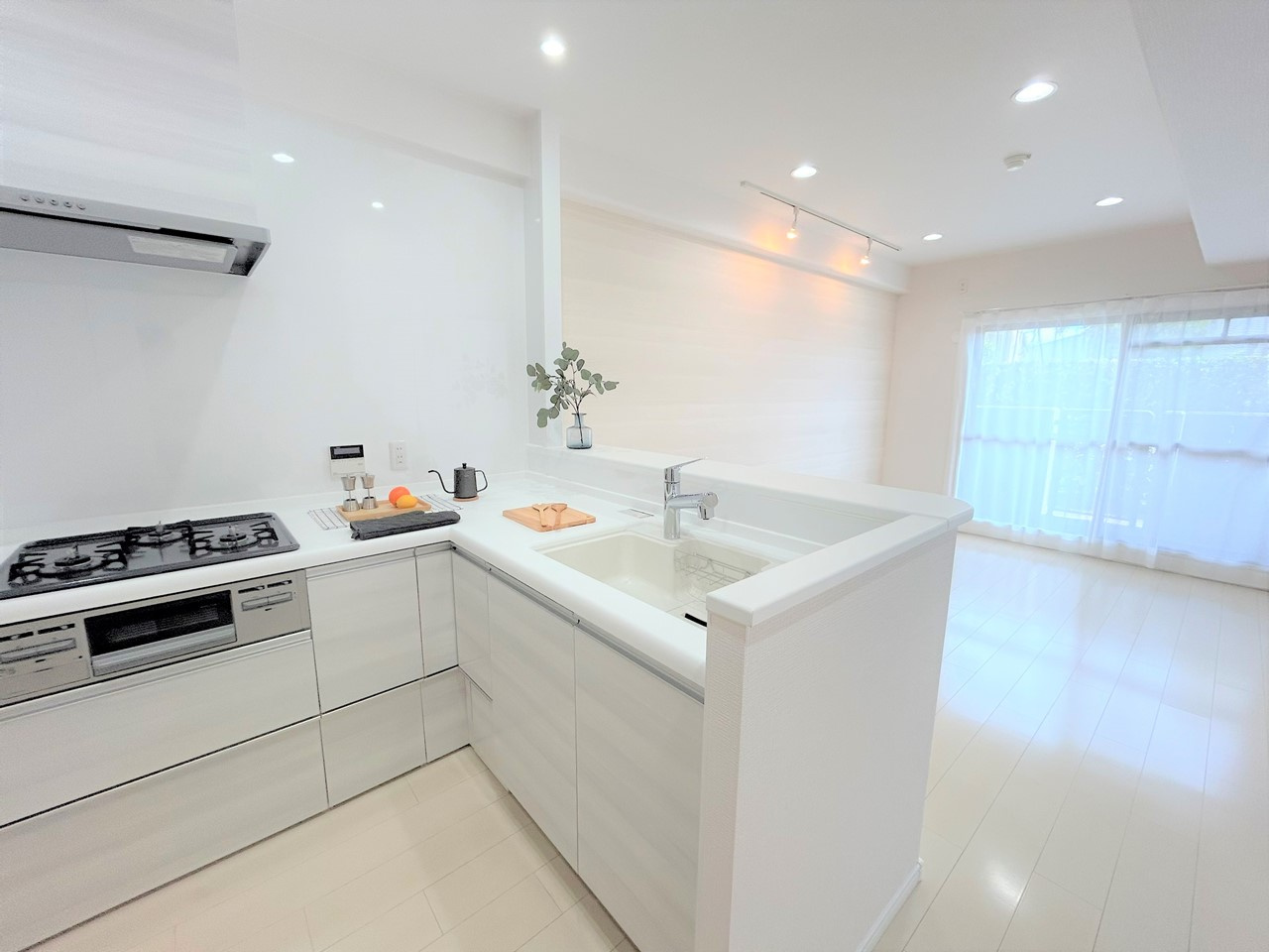 ハイネスヴェルデ大正館のキッチン|使い勝手の良いカウンター付きのL字型のキッチンです♪
