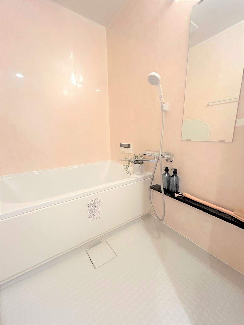 ハイネスヴェルデ大正館の浴室|雨の日や花粉が多い時に便利な浴室乾燥機付きのお風呂です。
