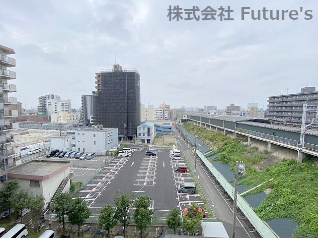 三郷スカイマンションの展望|玄関廊下からの眺望になります。
