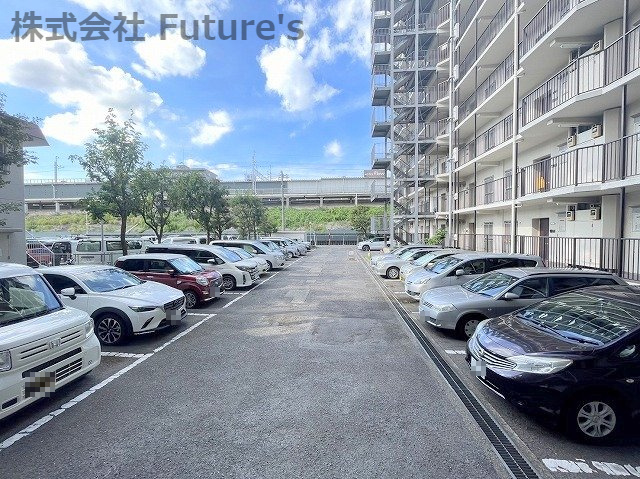 三郷スカイマンションの駐車場|駐車場の写真になります。