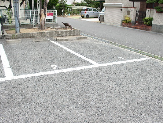 ルミナス高石の駐車場