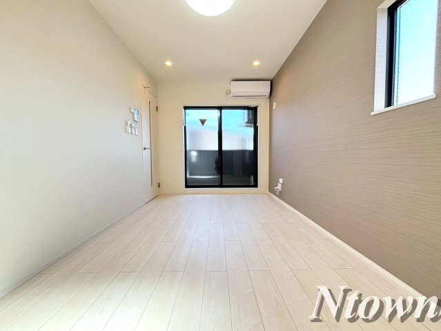 【居間・リビング】 | プルミエール角割町 | こちらのリビングで趣味の時間をお楽しみください