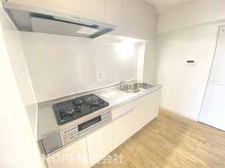 【キッチン】 | 【ペットと一緒に暮らせる】　桜台ハイツ弐号棟 | 新品のシステムキッチンです♪収納力も有り、使い勝手も良いです！ガス３コクチコンロでお料理もスピーディーに仕上がりますね！