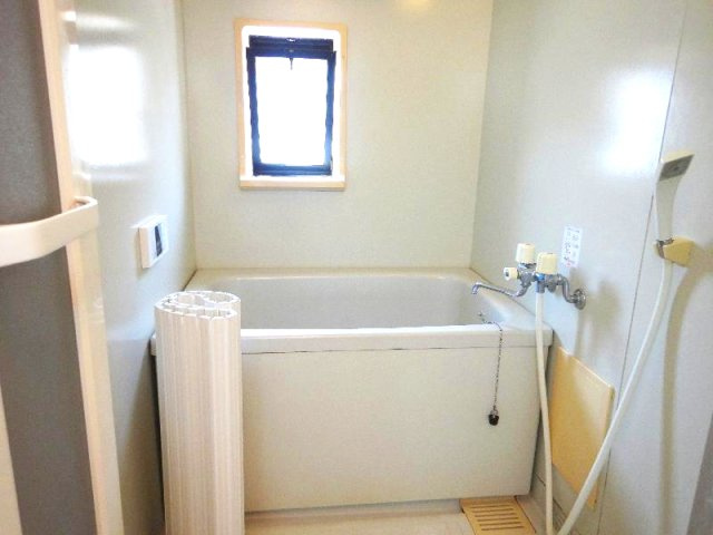 ガーデンハイツ武庫の浴室|窓がお風呂にあります
