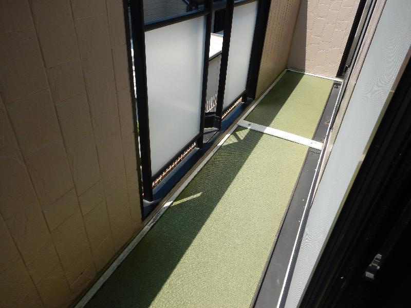 ガーデンハイツ武庫のバルコニー|暖かな日差しのふりそそぐバルコニー