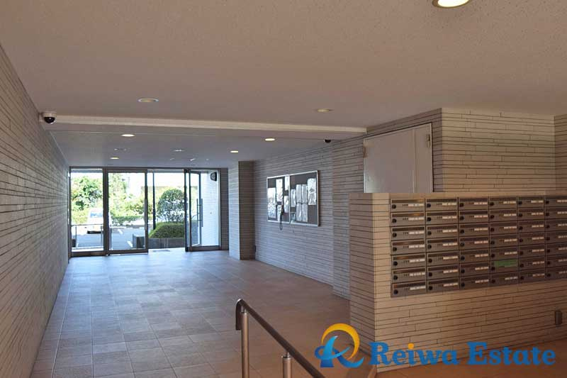 藤和茅ヶ崎ハイタウン　2号棟のエントランス