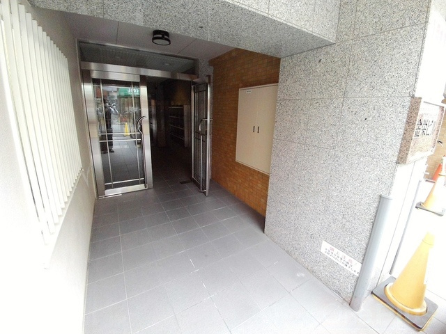 金栄ビル東館のエントランス