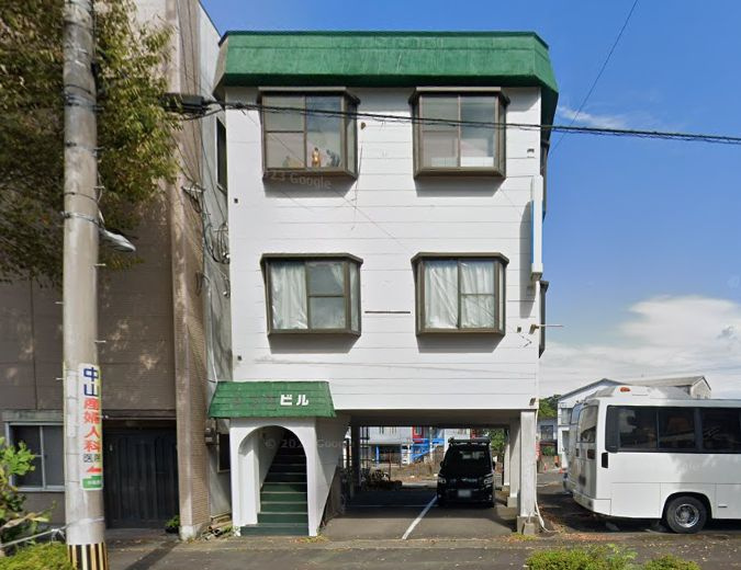 都城市小松原町のビルの外観