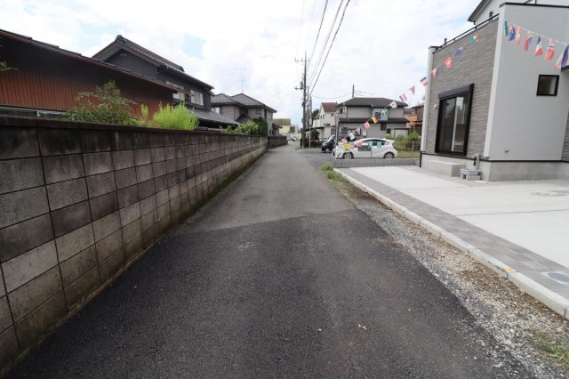 月々８万円台～　新築戸建　川越市安比奈新田の前面道路含む現地写真|南東側 3.4ｍ公道
