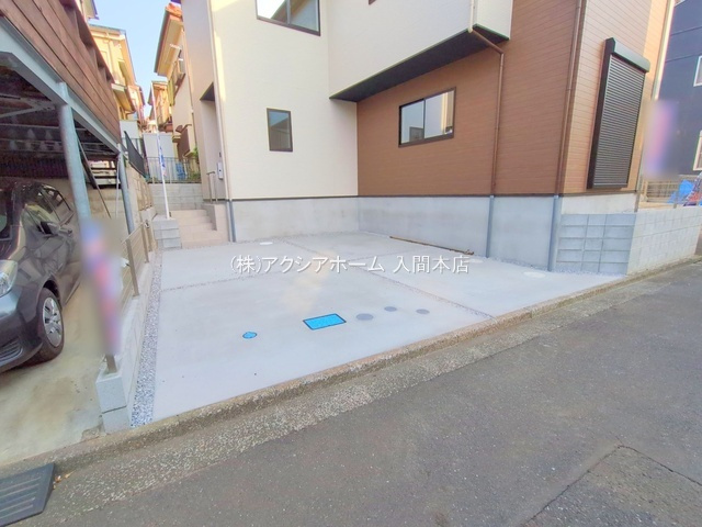 入間市上藤沢・全1棟　新築一戸建　～開放感のある角地～の駐車場|車種にもよりますが、駐車並列2台可能です♪
