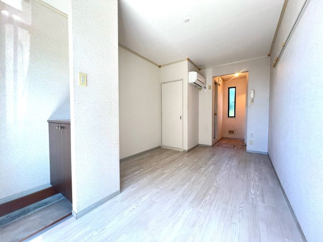 ハイツ新小平の居間・リビング|明るい色の床材で清潔感のあるお部屋になりました