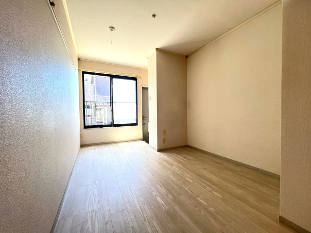 ハイツ新小平の居間・リビング|奥行きがあり広々と感じるお部屋