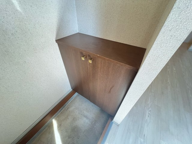 ハイツ新小平の玄関|玄関にはシューズボックスがついています