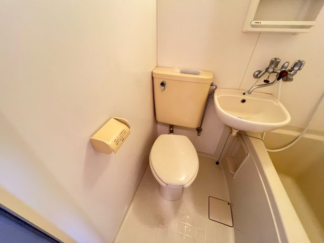 ハイツ新小平のトイレ|お掃除しやすい3点式ユニットタイプ