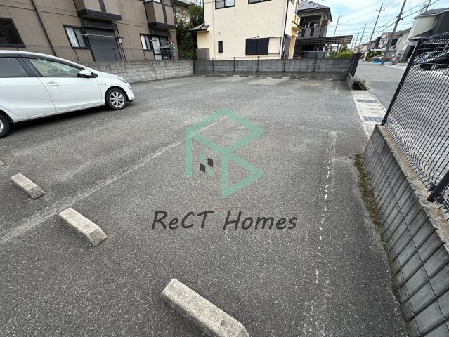 メゾンボヌールの駐車場