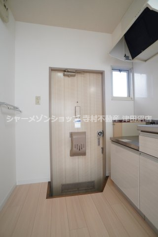 ハイツあずみのの玄関