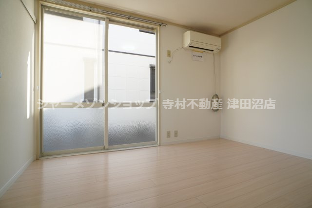 ハイツあずみのの居間・リビング